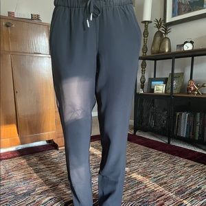 Lululemon On the Fly woven 7/8 pants.